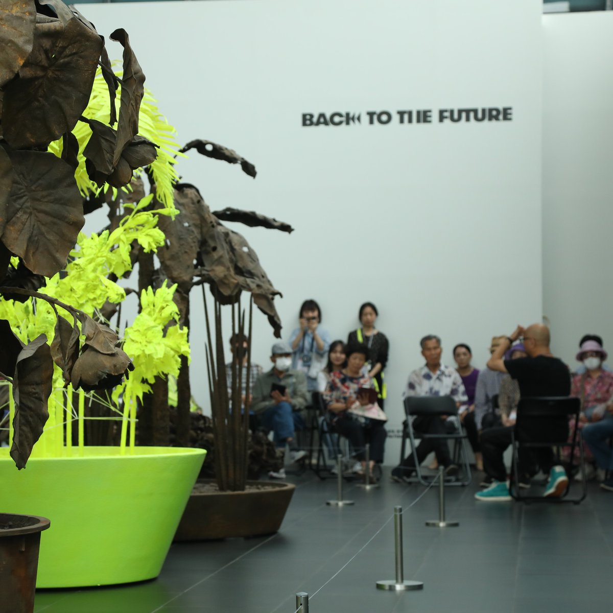 MMCAKOREA's tweet image. 2023년 인지 장애 어르신·가족 대상 교육 &amp;lt;일상예찬-함께 만드는 미술관&amp;gt;은 소장품 감상, 작가 토크와 워크숍, 움직임 워크숍으로 구성되어 진행됩니다.

ㅇ 기간: 2023. 6. 28.(수) ~ 7. 13.(목) 중 3회
ㅇ 연계작품: 최정화, &amp;lt;내일의 꽃&amp;gt;(2015)
mmca.go.kr/educations/edu…

#MMCA #시니어교육