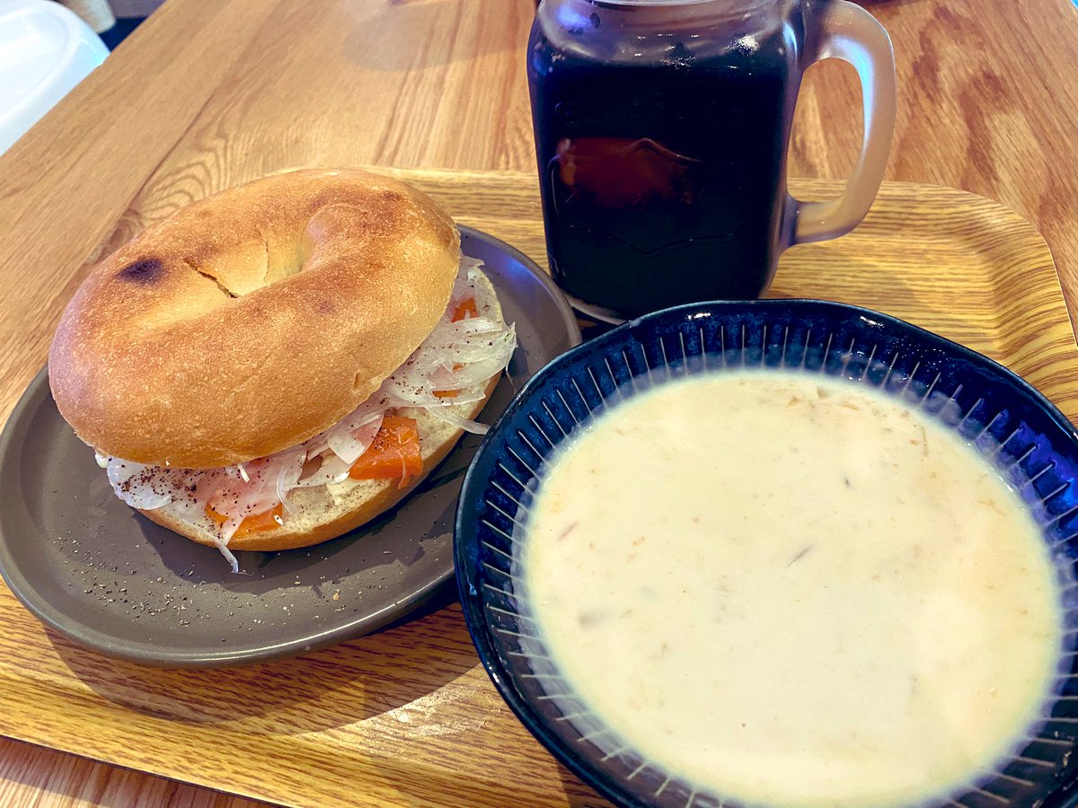 今日のお昼はコストコベーグルにスモークサーモン、クリームチーズ、スライムオニオン🥯✨クラムチャウダーと共に頂きまーす😋

#ランチ
#お昼ごはん
#コストコ
#ベーグル