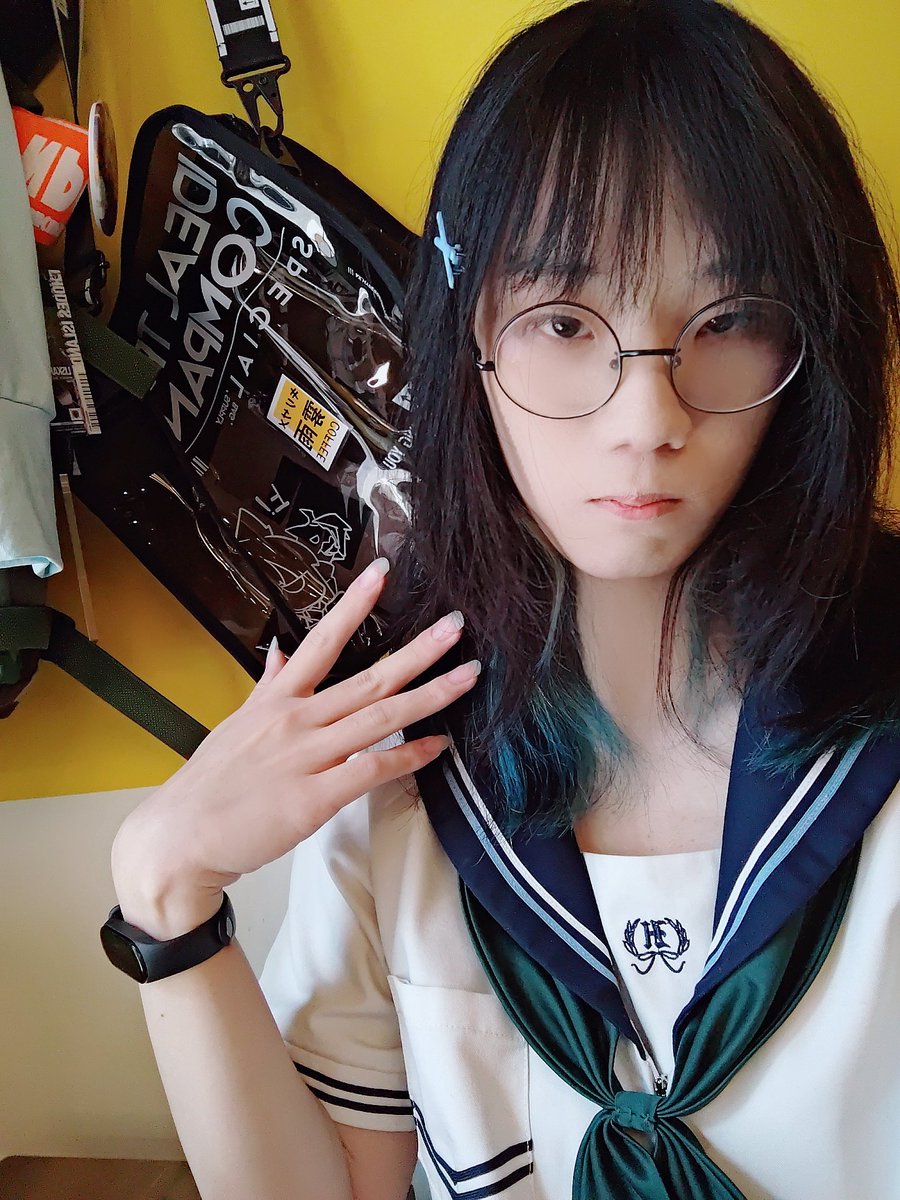 ShiozukeSeaSlug's tweet photo. 感觉亚逼起来了
折腾了一晚上的头发（） https://t.co/4x8hV7Q1a1
