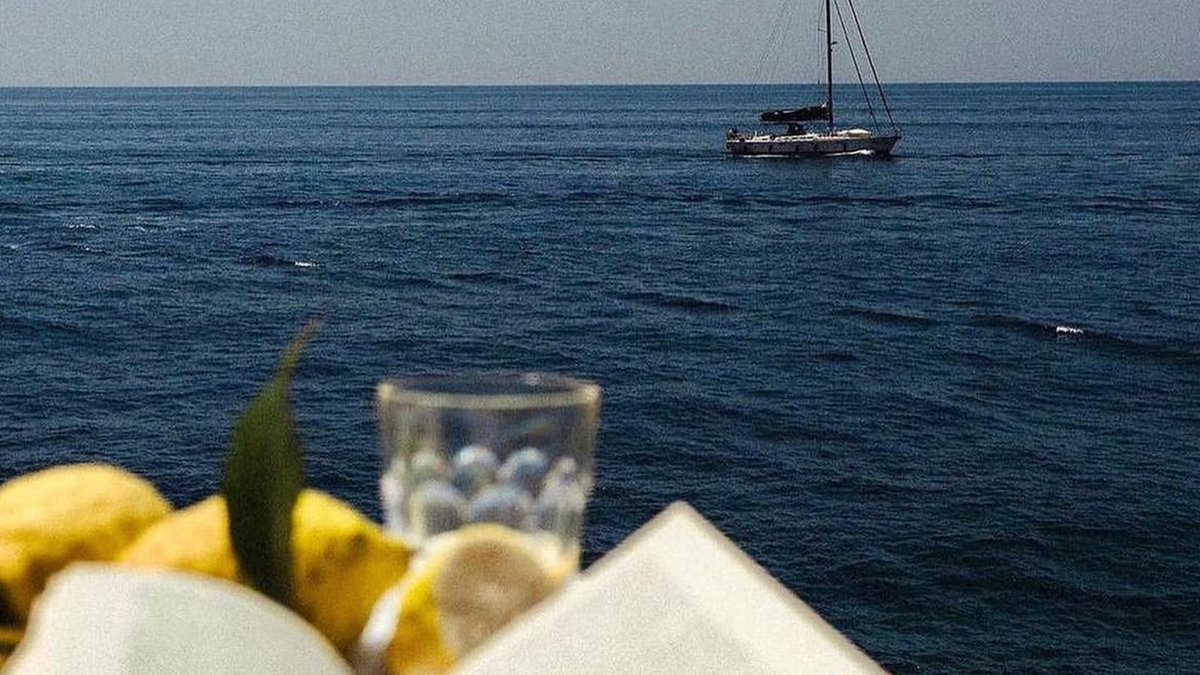 pjpp_club's tweet photo. The color of lemons 🍋 is often associated with warmth and happiness. 

The deep blue of the ocean instead evokes a sense of peace. 

If you are looking for more tranquility in Web3, shielded from all the unnecessary drama, you will want to join PJPP. 

Our doors are open 🦉 https://t.co/prfFIlH8vL