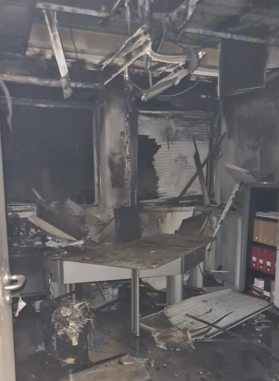 Zart_b's tweet image. Une école maternelle dégradée, les véhicules de la police mun calcinés, la médiathèque &amp;amp;le service logement incendiés à @neuilly_marne. Terriblement choqué par autant de sauvagerie contre la République. La peine et la colère ne justifient ni n’excusent le chaos #emeutes #nanterre