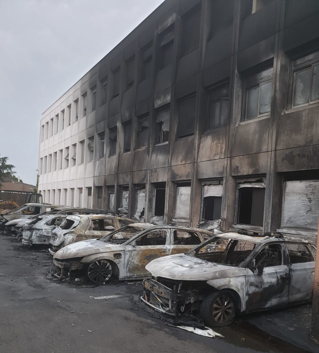 Zart_b's tweet image. Une école maternelle dégradée, les véhicules de la police mun calcinés, la médiathèque &amp;amp;le service logement incendiés à @neuilly_marne. Terriblement choqué par autant de sauvagerie contre la République. La peine et la colère ne justifient ni n’excusent le chaos #emeutes #nanterre