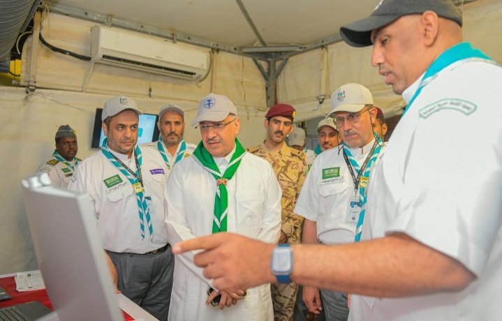 scouts_org_sa's tweet photo. معالي رئيس #جمعية_الكشافة  يلتقي المُشاركين في معسكرات الخدمة العامة في المشاعر ، ويُشيد بجهودهم في خدمة حجاج بيت الله الحرام.. بعد إطلاعه على ما يقدومون وفتيات الكشافة من خدمات جليلة في مكة المكرمة والمدينة المنورة.

#الكشافه_في_الحج  
#بسلام #آمنين
#scouts https://t.co/B0OL9oDSht