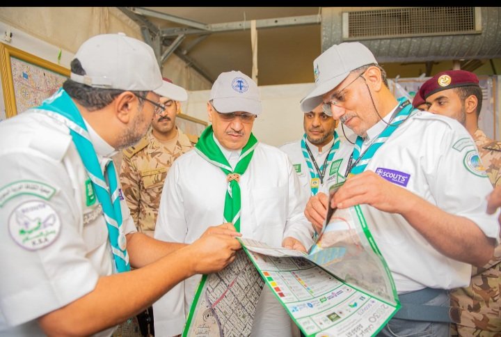 scouts_org_sa's tweet photo. معالي رئيس #جمعية_الكشافة  يلتقي المُشاركين في معسكرات الخدمة العامة في المشاعر ، ويُشيد بجهودهم في خدمة حجاج بيت الله الحرام.. بعد إطلاعه على ما يقدومون وفتيات الكشافة من خدمات جليلة في مكة المكرمة والمدينة المنورة.

#الكشافه_في_الحج  
#بسلام #آمنين
#scouts https://t.co/B0OL9oDSht