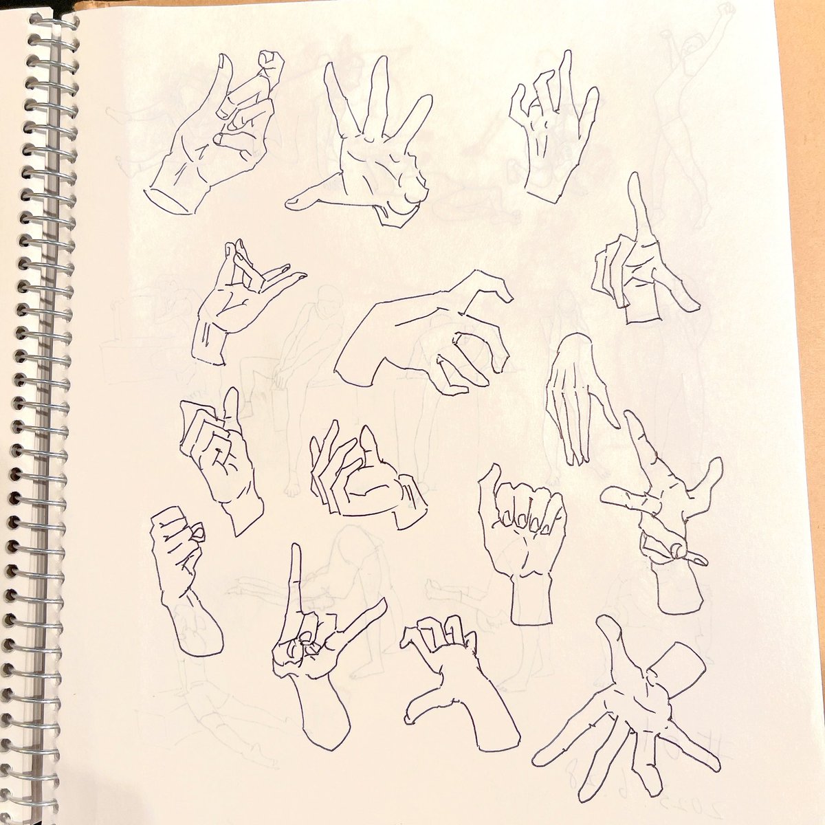 #62
着衣面積が多いと線の迷いでブレてしまう。動きの流れをシワに落としこんで描けるといいのかも。
手は手根骨、中手骨の配置は変わらないからそこを直線or曲線で必ず結べることを意識するとバランスがよくなりそう。
#ジェスドロ https://t.co/kJORFP8vmF