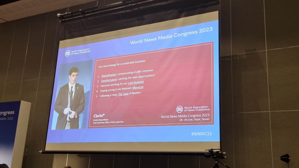 The five pillars of <a href="/clarincom/">Clarín</a>'s strategy for sustainable business, as presented at #WNMC23 by <a href="/ebasavilbaso/">Emilio Basavilbaso</a> 

1) diversification
2) digital transformation
3) focus on core biz
4) monetize
5) reader data

Digital subs now at 660k, 4x growth since 2018. Impressive and encouraging!