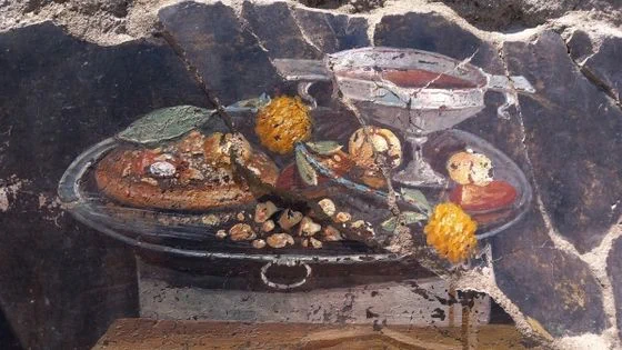 完全にピザに見える！ポンペイ遺跡から見つかった新たな壁画に描かれていたのはピザのようなものだった！