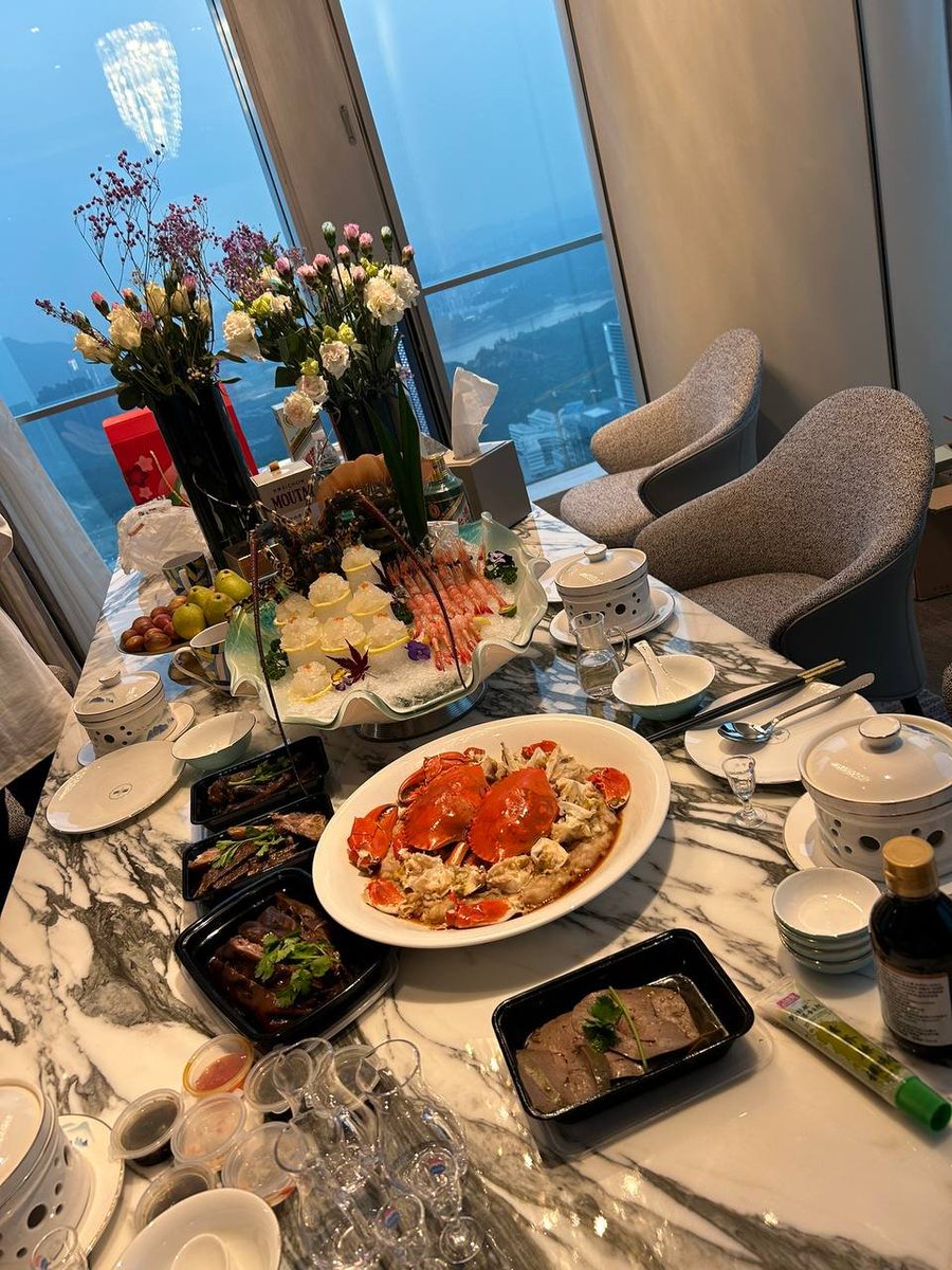 We had dinner with friends last night and we had a great time talking😆