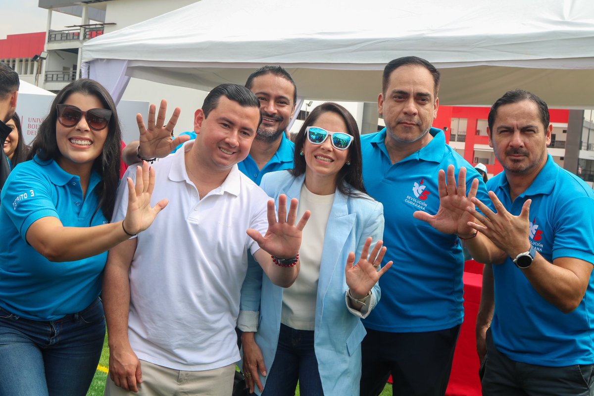 RevCiudCuenca's tweet photo. Nuestra candidata @LuisaGonzalezEc  compartió con jóvenes y docentes de la Universidad Bolivariana del Ecuador, es importante escuchar las voces del futuro para satisfacer sus necesidades. 
 Regresará las oportunidades de estudio y becas que dejaron en alto nuestro país. https://t.co/JWUdWIbt4z