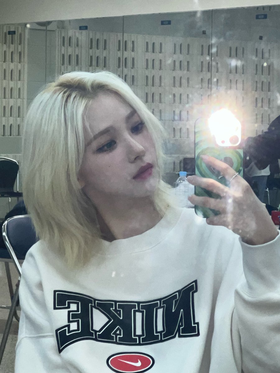 กรี๊ดดดดดดดดดดด คาริน่าผมบลอนด์ประบ่าที่ฉันใฝ่ฝัน แล้วเค้าก็ให้มาโดยที่ฉันไม่ต้องฝันแล้ว แรงมากกกก