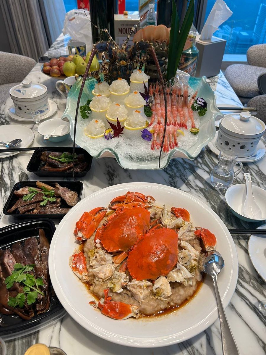 We had dinner with friends last night and we had a great time talking😆