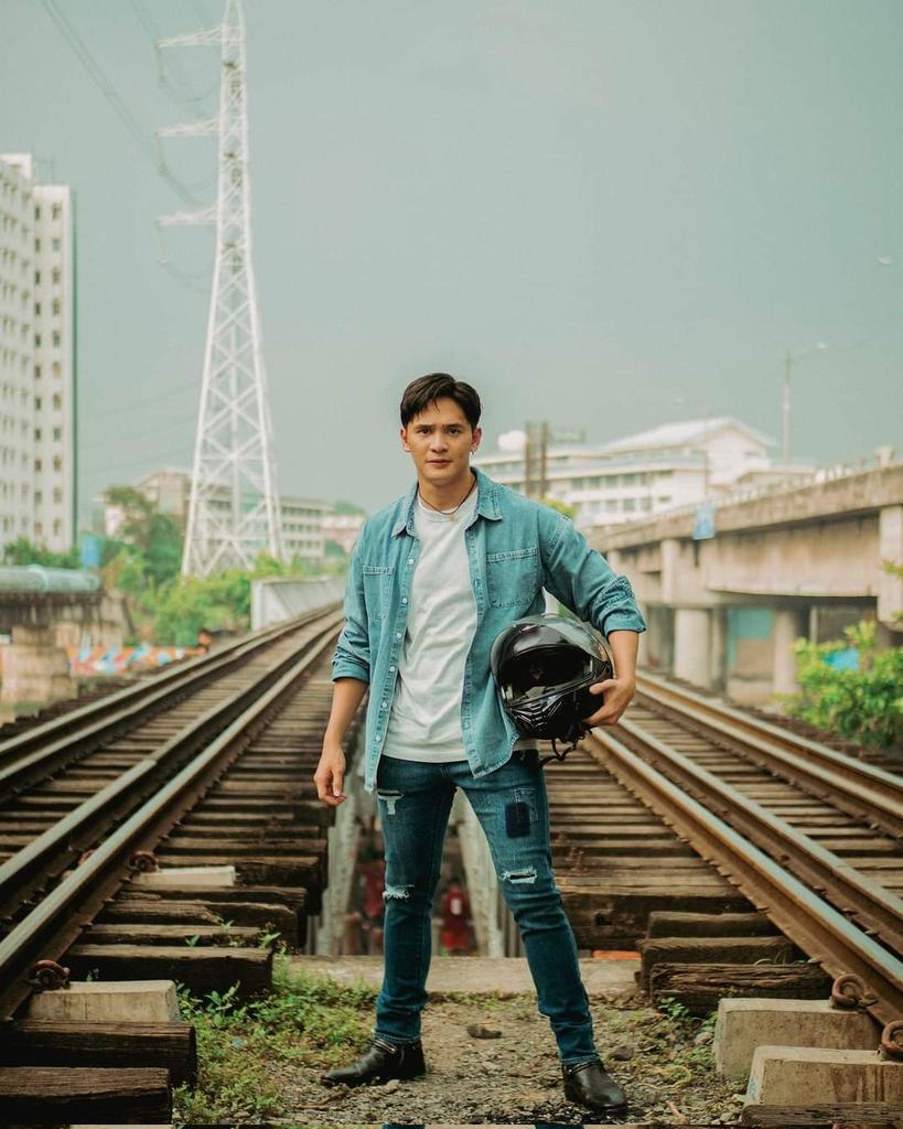 nasacokenako's tweet photo. Perfect si Barbie as Sharon pero nagkamali ang @gmanetwork sa kukuning Robin Padilla for Maging Sino Ka Man. itong si Ruru subrang perfect sa role lalo na't nagagaya niya si Robin. ang galing niyang action star pero ang kinuha si David. hahaha 
good luck! 
#BarDa
#MagingSinoKaMan https://t.co/RneVkSHTaY
