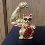 超たのもしい招き猫『muscle cat』。力ずくで富をもぎ取るぜ!