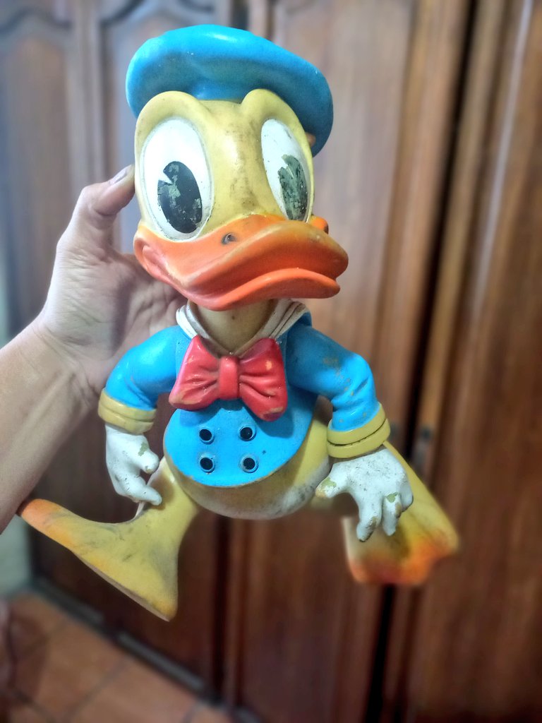 sofimotru's tweet photo. Lo que te puedes encontrar limpiando la casa vieja ,abandonada de tus papás!!!Entre 42 o 43 años tiene este Pato Donald #Micasavieja #nostalgiamodeon https://t.co/wCcKI1hrWW