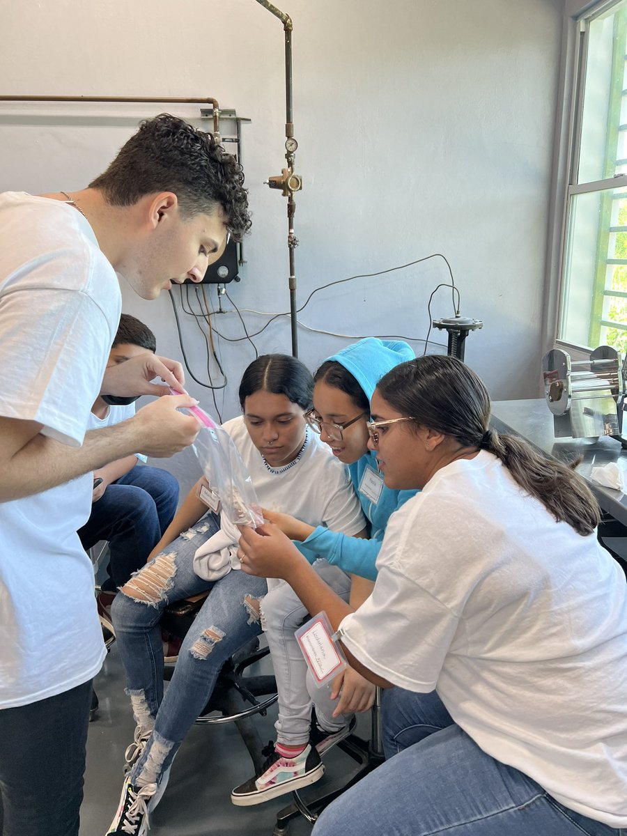 CuaRum's tweet photo. Hoy visitamos el programa de Ciencia y Tecnología de Alimentos para un recorrido y taller de elaboración de mantecado. Agradecemos a las Dras. María Plaza y Leyda Ponce de León y al personal de CITAI en @uprm por una experiencia divertida, sabrosa y de mucho aprendizaje. https://t.co/jWo0B6ijkV