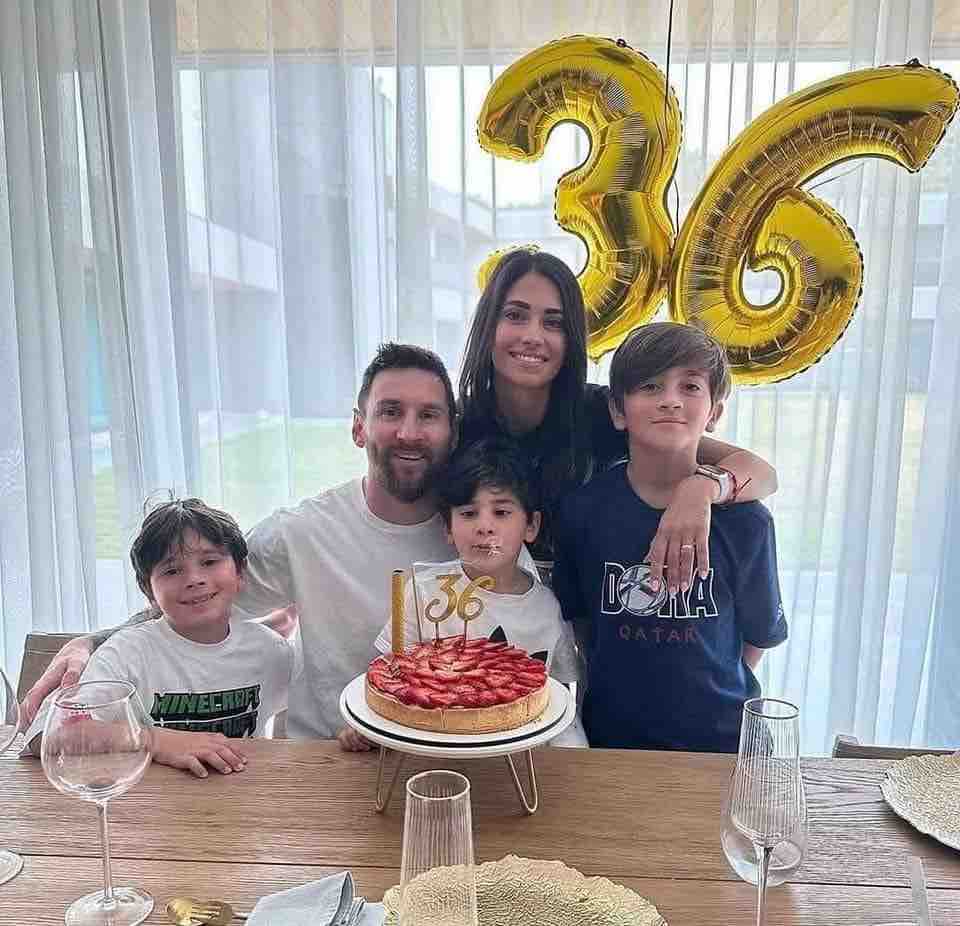 Y ustedes sacando préstamos en el banco para celebrar con gente que ni los quiere.