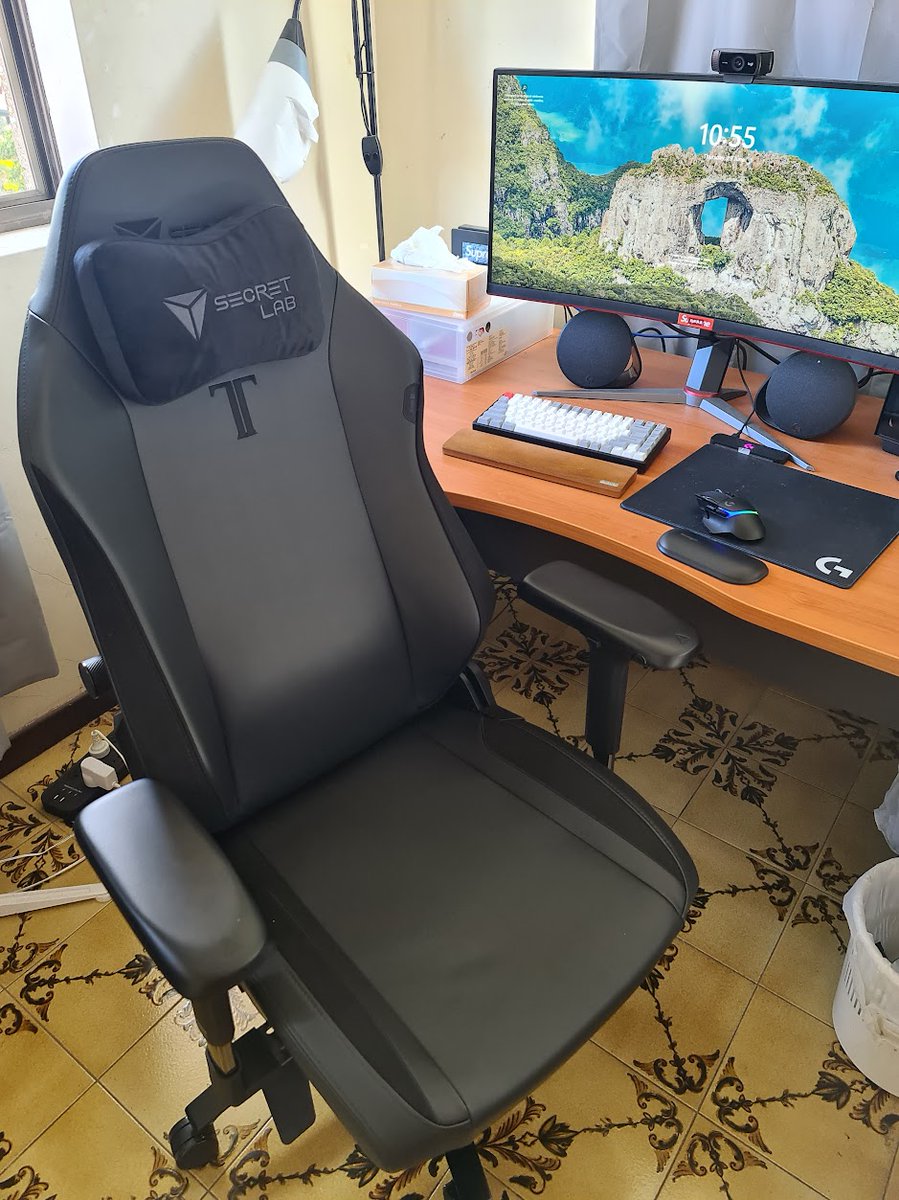 Super happy with my new #secretlab chair 😎 Look at how clean it looks!