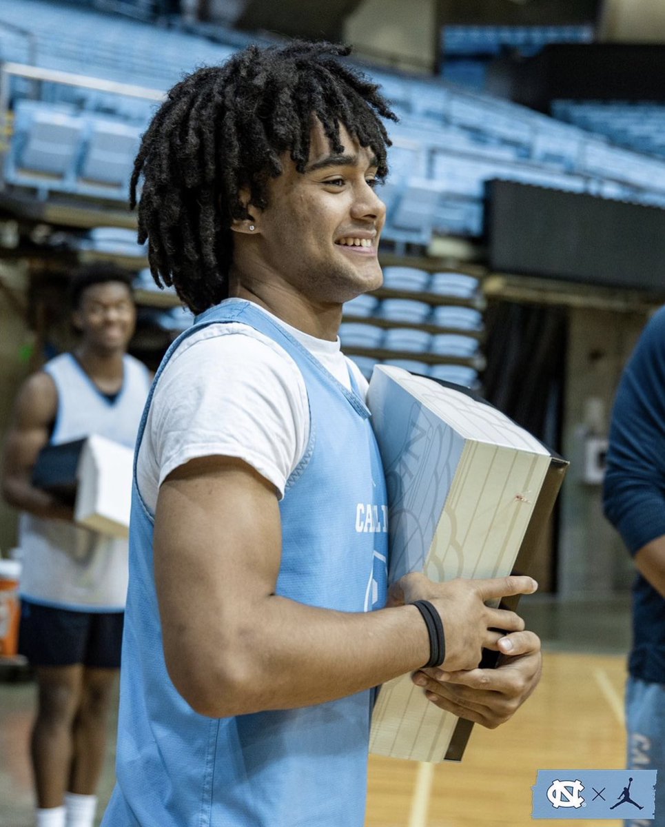 Our Tar Heels got a team GPA of over 3.5 in the latest school semester, so Coach Davis and Jordan Brand surprised them 👀🏆 

Photos via UNC Basketball | #ELITE | #GoHeels