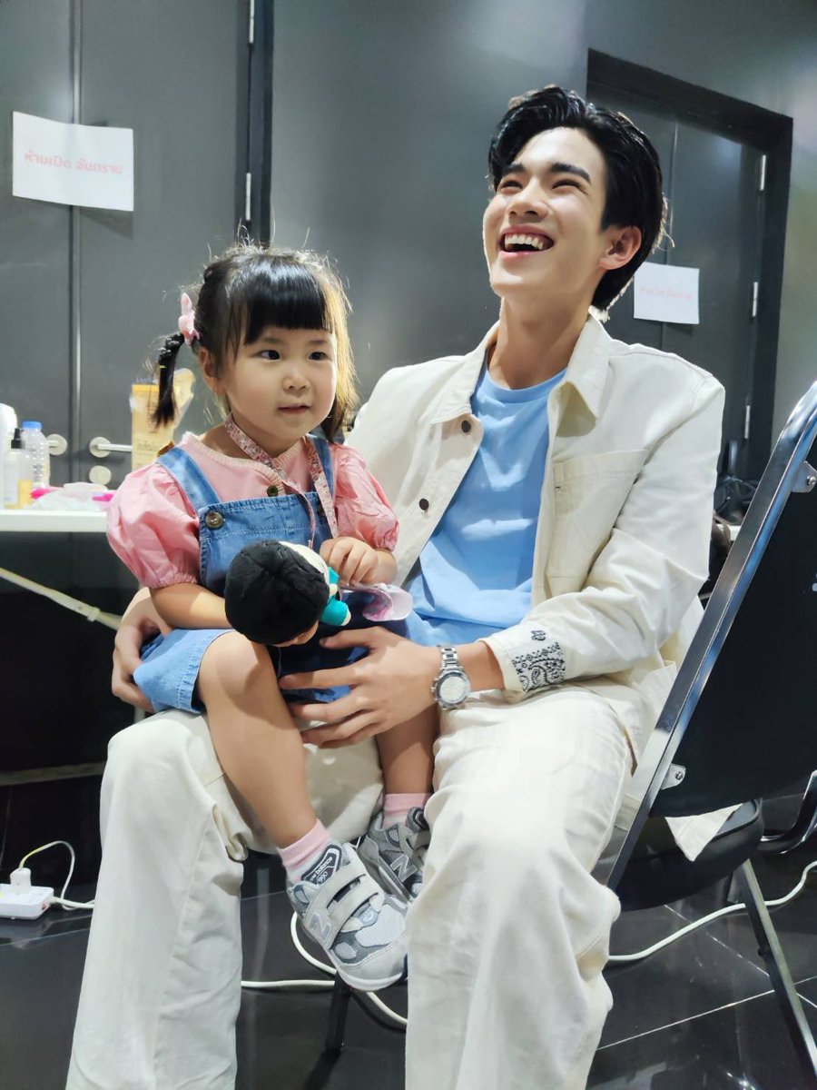 vsagisan's tweet photo. nong fotfot with baby 😭 I WANNA CRYYYY LOOK AT HIM TEACHING HER TO POSE!! and the cheekies kiss im heartbroken they are so cute😭 https://t.co/kT5lvxgMfX