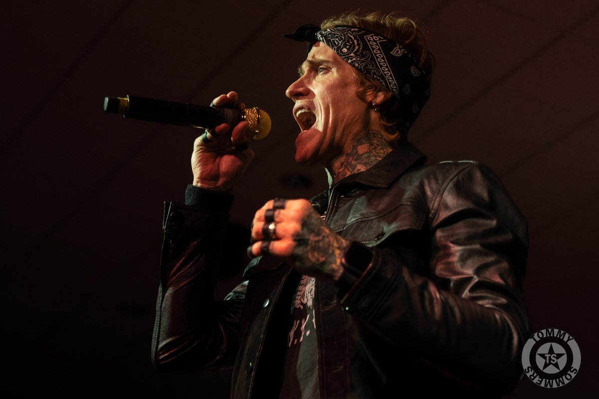 PolvoraRock's tweet photo. 💿 El nuevo disco de Buckcherry está plagdo de buenos riffs, puro rock and roll del bueno y coros que van de lo sensual a la fiesta sin control, así que entrale sin miedo 👀⏭ https://t.co/OfwQ0opTiU https://t.co/aN6fnkGUkm