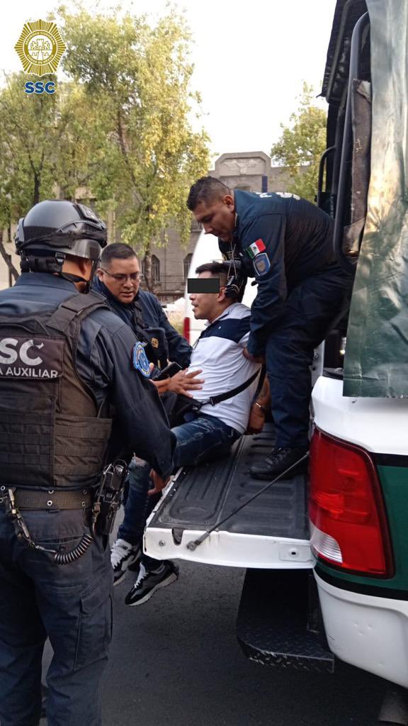 Hace unos minutos, después del intento de robo a un ciudadano que retiró dinero de una casa de cambio en el #AICM, compañeros de <a href="/SSC_CDMX/">SSC CDMX</a> detuvieron a 2 hombres por estos hechos uno de ellos portaba un arma de fuego.