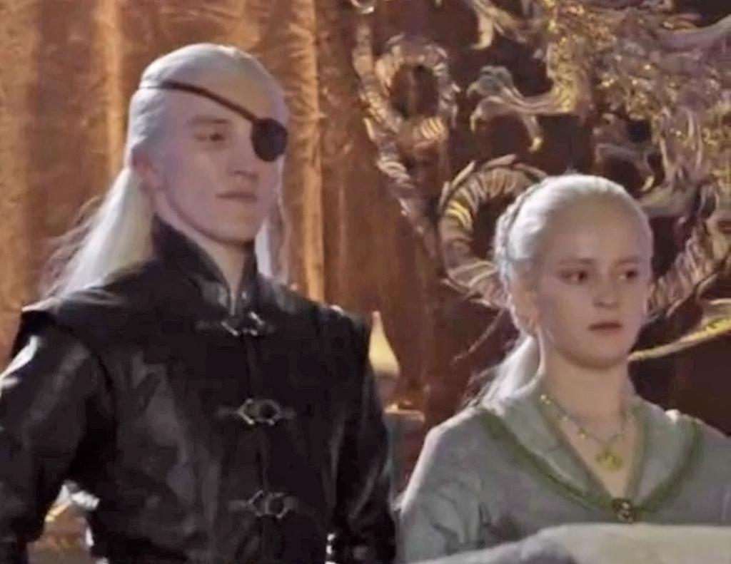 helaemond doing bombastic side eye in front aegon