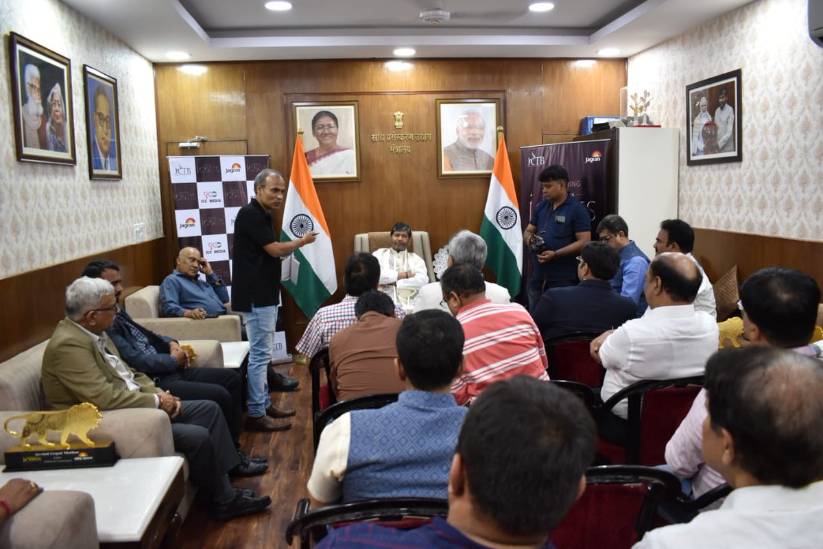 ujjwal121's tweet photo. माननीय @PashupatiParas जी का आभार। अपने आवास पर दैनिक जागरण का शानदार आयोजन कराने के लिए। जबरदस्त मेजबानी की आपने।
#JCTB
#18drrajendraprasadroad
#NewDelhi https://t.co/g8obsoegJB