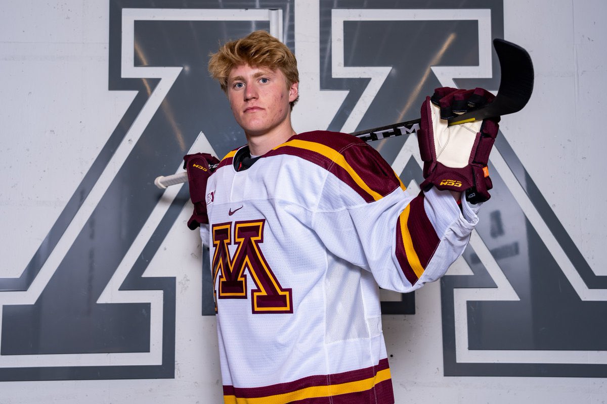 B1G congrats to #FutureGopher Oliver Moore getting selected by the #Blackhawks . He’s the 26th Gopher all time selected in the first round of the #NHLDraft .. Can’t wait to watch Olly next year in the Maroon &amp; Gold! Bedard and Moore 🤩
#PrideOnIce
#PROPHER
#StateOfHockey