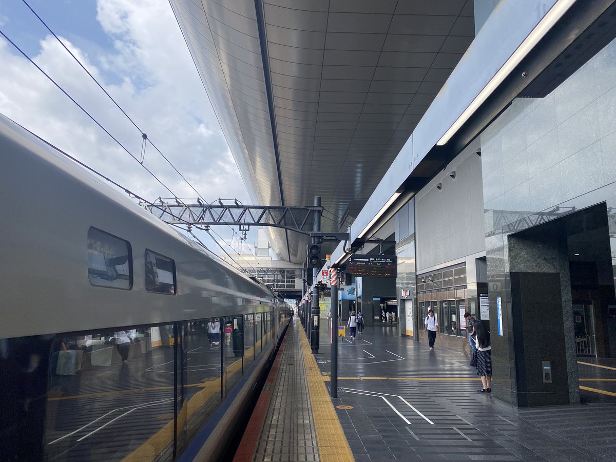 よみがえれサンダーバードォォォォ。大雨の影響で京都で止まってます。運転再開未定。