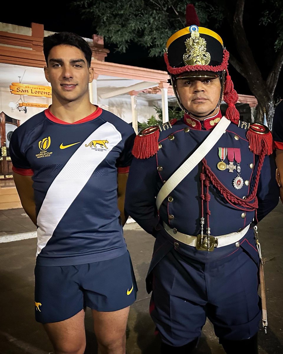 Granaderosarg's tweet photo. La segunda piel 
Camiseta inspirada en el uniforme de los Granaderos.
¡Muchas gracias @lospumas por acompañarnos y por permitirnos ser parte del equipo!
#SomosLosPumas #MásPumasQueNunca
#Granaderos #SomosPatria #HerederosDelLibertador #UnRegimientoConHistoria #SomosHistoriaViva https://t.co/9IAb4PoWBl