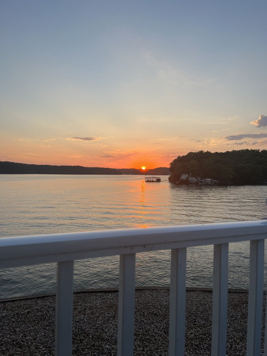 Beautiful sunset in Lake of the Ozarks, Missouri. https://t.co/fXjAO6FHF4