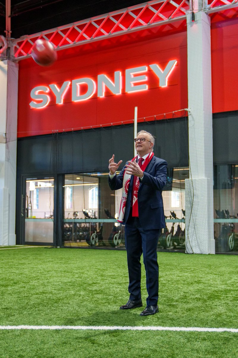 Cheer, cheer 🦢 for the Sydney Swans brand new headquarters and community centre next to the SCG. 

It's an incredible facility. 

Built in partnership between the Federal and NSW governments, the Swans and the AFL.
