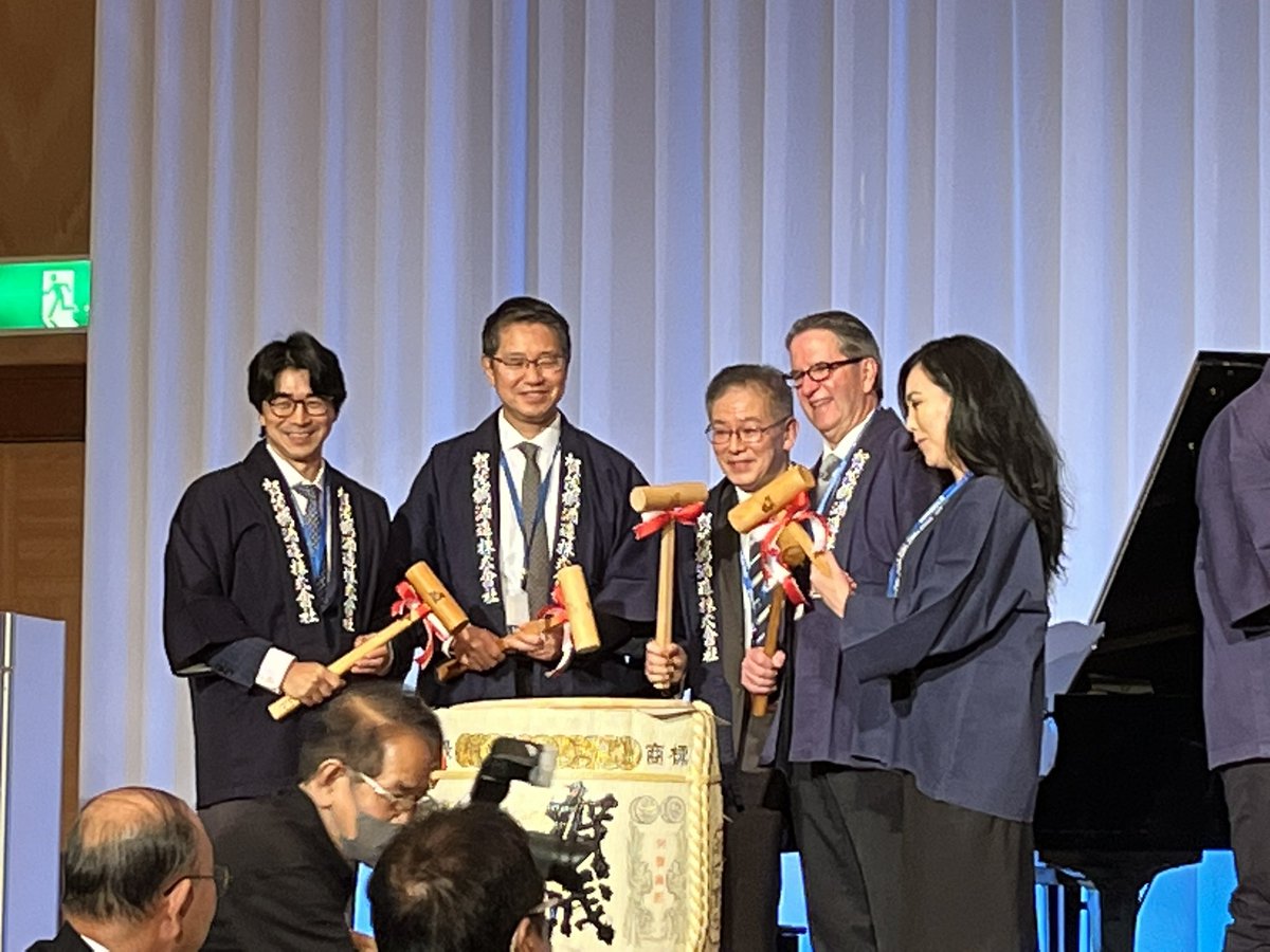 The presidential dinner for the inaugural JSOA meeting in Hiroshima did not disappoint. Great music, food, networking, and Sake barrel ceremony. @AOSSM_SportsMed #TravelingFellows #orthotwitter @UNMOrthopaedics @DrMihoTanaka @darrenjohnsonmd