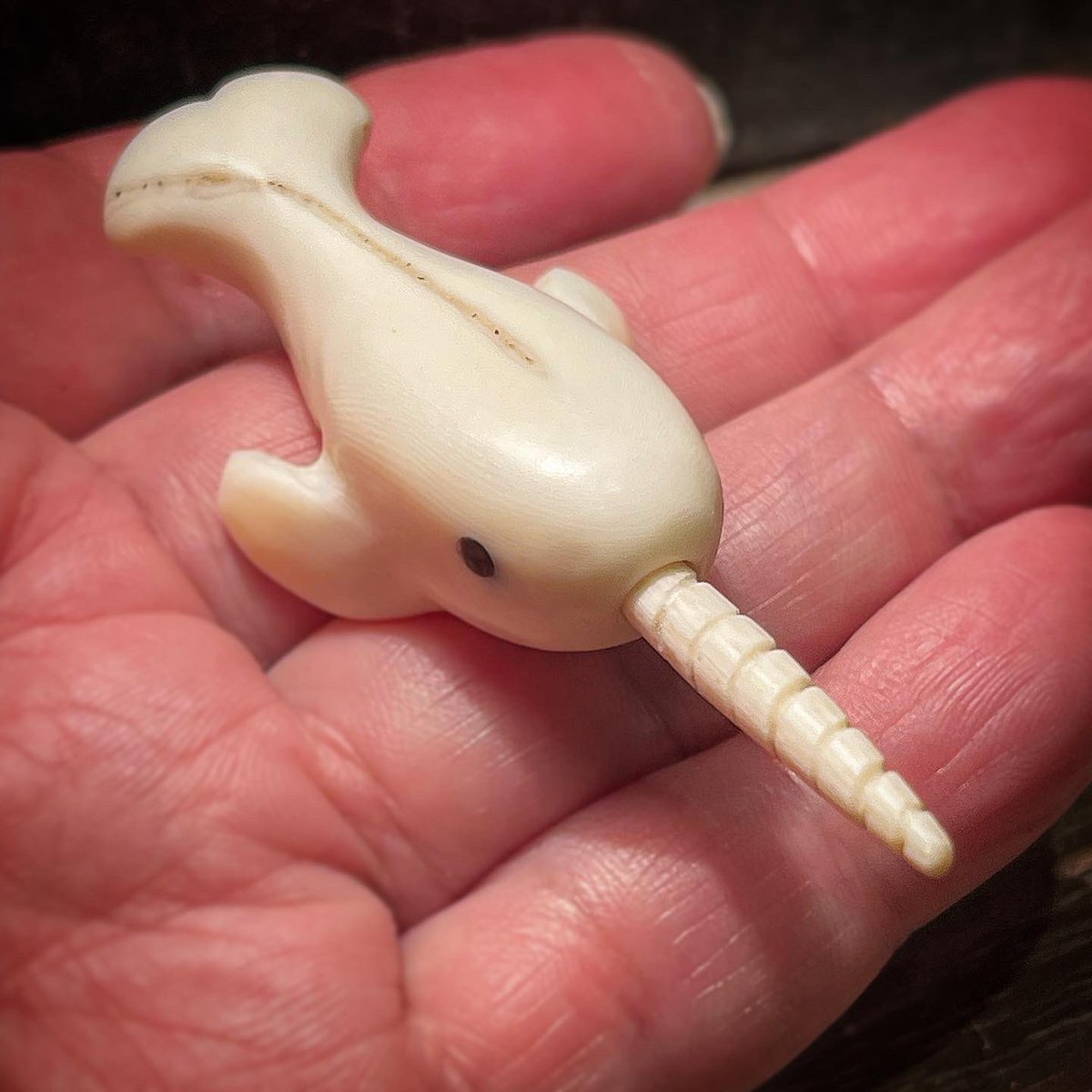 paisei's tweet photo. 常連のお客様からのご依頼✨
カバ牙でイッカク鯨✨作成中！

Narwhal carved from hippo tusk with baleen inlaid eye's.

#bonecarving #whaletooth #spermwhaletooth #hippo #bonehook #カバ牙 #鯨   #hippotusk #oceanオーシャンズボーンカービングス #イッカク #Narwhal https://t.co/REhkxez2Iy