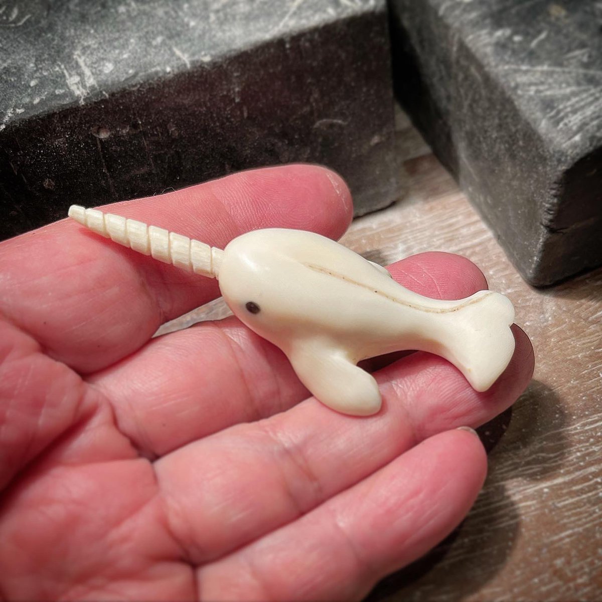 paisei's tweet photo. 常連のお客様からのご依頼✨
カバ牙でイッカク鯨✨作成中！

Narwhal carved from hippo tusk with baleen inlaid eye's.

#bonecarving #whaletooth #spermwhaletooth #hippo #bonehook #カバ牙 #鯨   #hippotusk #oceanオーシャンズボーンカービングス #イッカク #Narwhal https://t.co/REhkxez2Iy