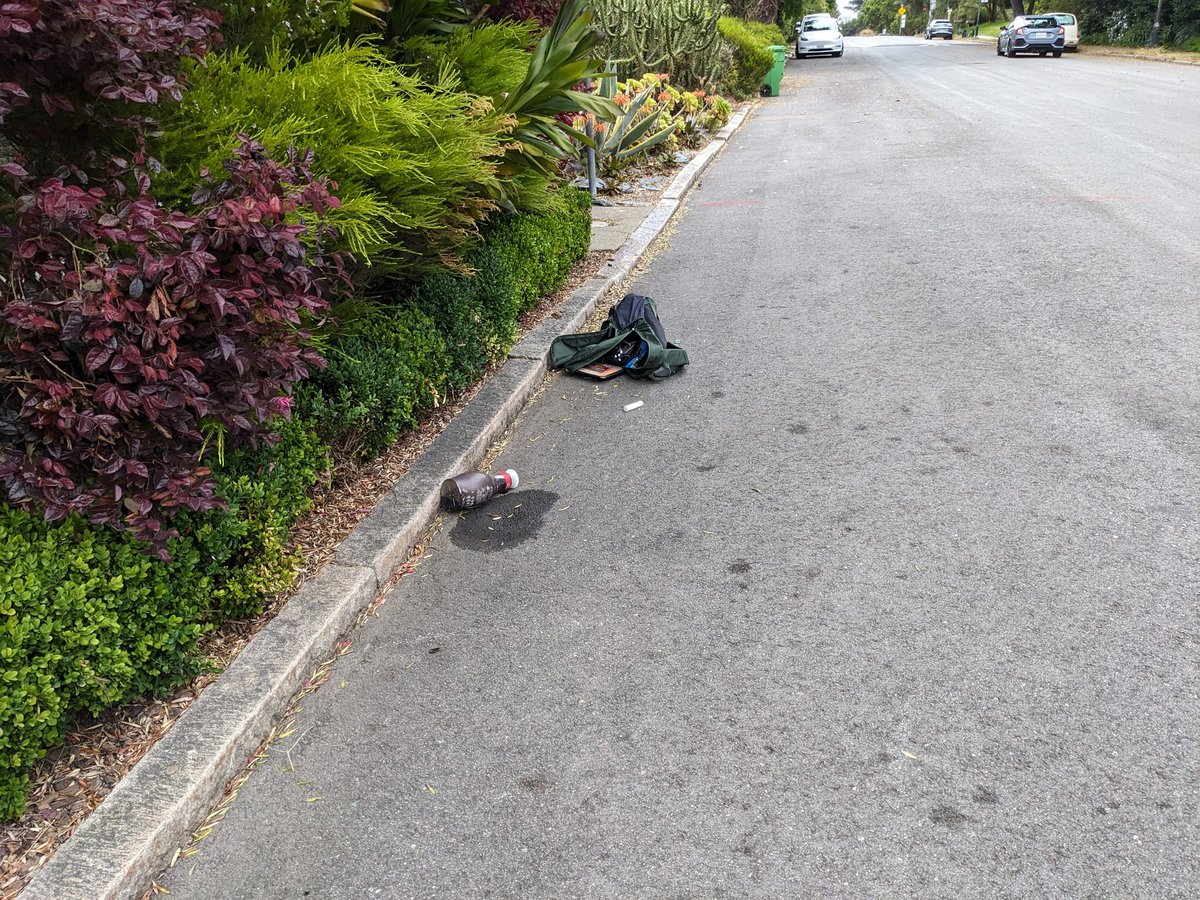 kwatts's tweet photo. @SFPD whoever was staying at #wyndam hotels in SF, their stuff is dumped in inner Richmond https://t.co/LaNQ0vtN3Z