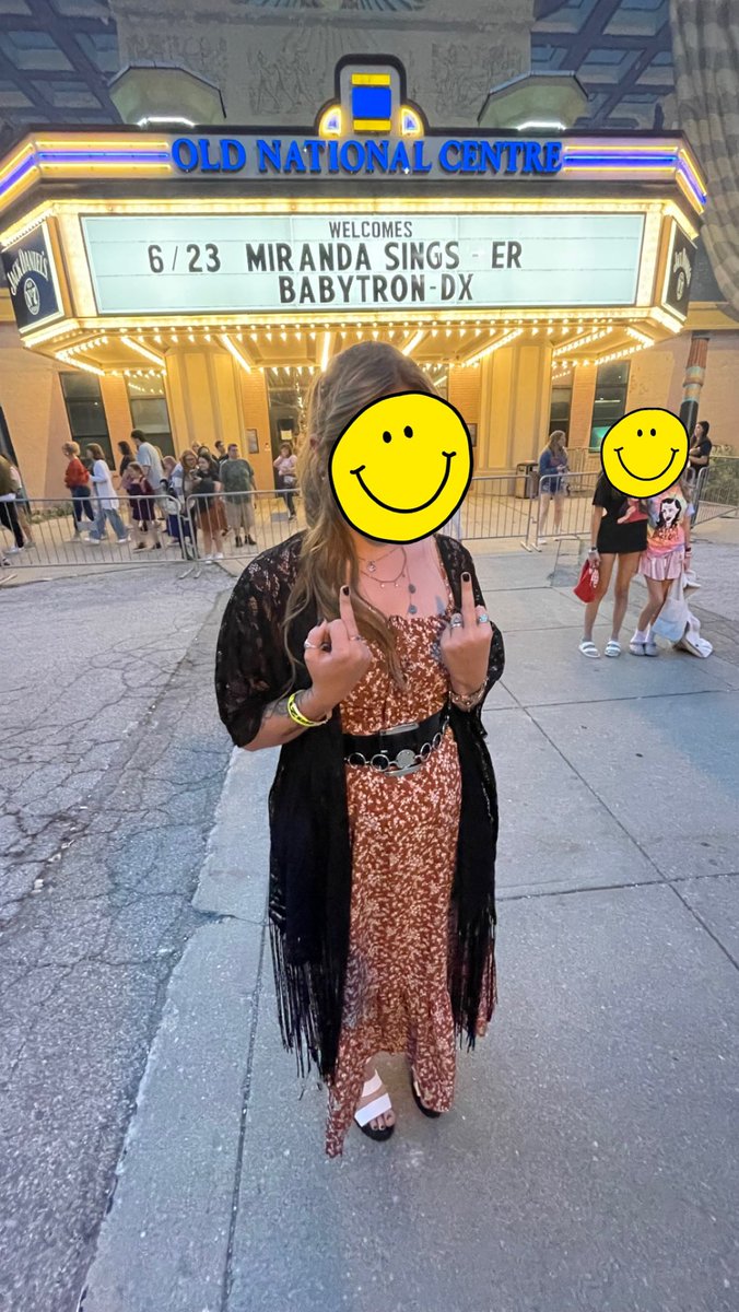 amethystmoon29's tweet photo. So happy I took these at Colleen Ballinger’s show last weekend knowing full well she would handle this poorly 🤡 https://t.co/XvlVz1jerG