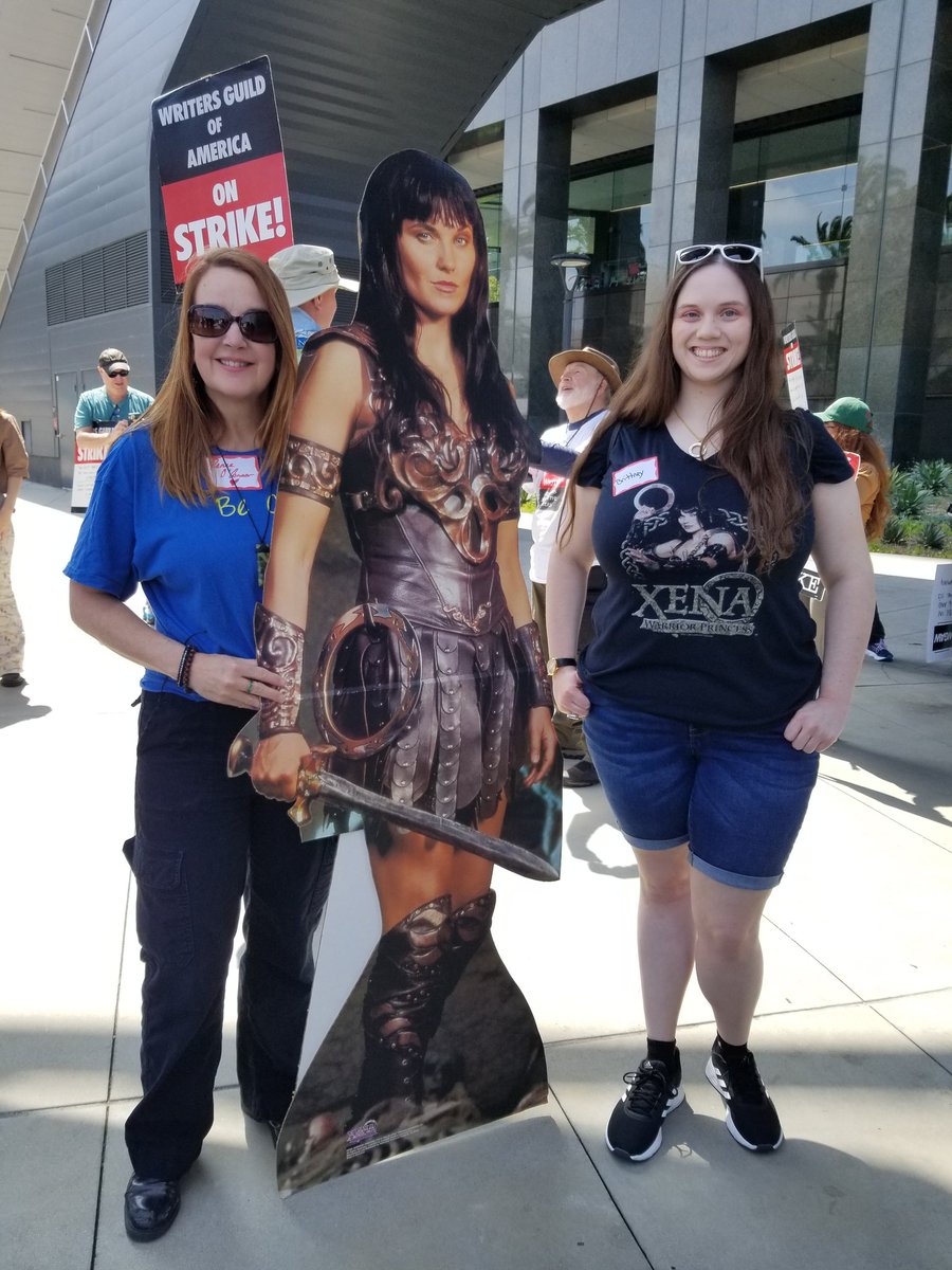 The Xena picket at NBC Universal was amazing. I loved seeing so many fellow fans. Renee O’Connor joined the warrior fight with a cutout of Xena! 🗡 #wgastrong #wgastrike #prewga