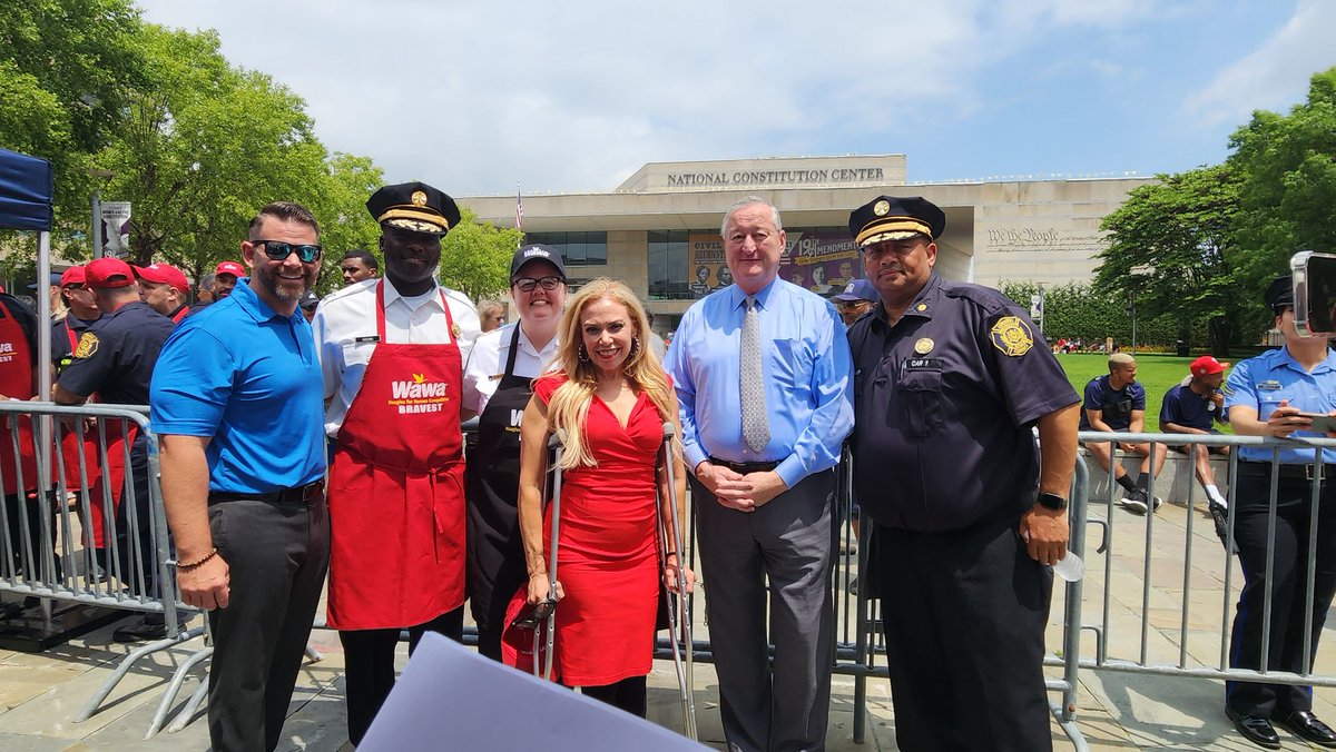 SheilaShowPHL's tweet photo. Only in Philly - lettuce throwing & a @wawa #Shorti mascot seen in Historic Philadelphia for @July4thPhilly #Wawa #HoagieDay. #CelebrateWithUs
#WawaWelcomeAmerica https://t.co/uRMnNmBE9N