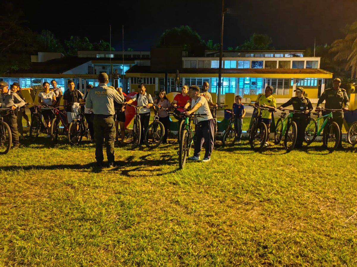 PoliciaGuainia's tweet image. 📍Desde el municipio de #Inirida, Realizamos el circuito turístico en bicicleta por un #TurismoResponsable en compañia de #PRECI y @GuainiaSena, visitando los monumentos representativos a la cultura Indigena de la Región. 👮🏻‍♂️🗽🚴🏻💨
@region7policia
@Proteccionponal
#DiosYPatria