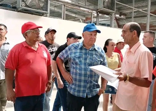 RamnMonte1's tweet photo. El Viceprimer Ministro @JorgeLuisTapiaF mientras intercambiaba con  trabajadores vinculados a los programas de producción de alimentos en Contramaestre, como parte de la visita gubernamental a #SantiagodeCuba
#70Moncada
#ConTodosLaVictoria https://t.co/s6I1k2qNDy