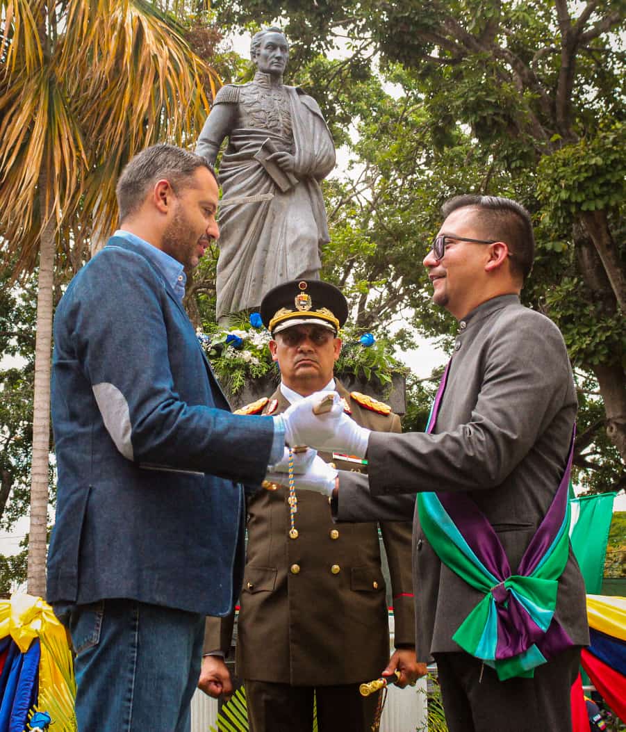 #28Junio || Con Espíritu Patriótico Nuestro Alcalde <a href="/derbyalcalde/">Derby Guedez - Alcalde</a> recibió la Réplica de la Espada del Libertador Simón Bolívar del Alcalde de Iribarren <a href="/LuisJonasReyes/">Luis Jonás Reyes</a>.

#BastaDeCinismoYankee
#SoyComunicadorClap