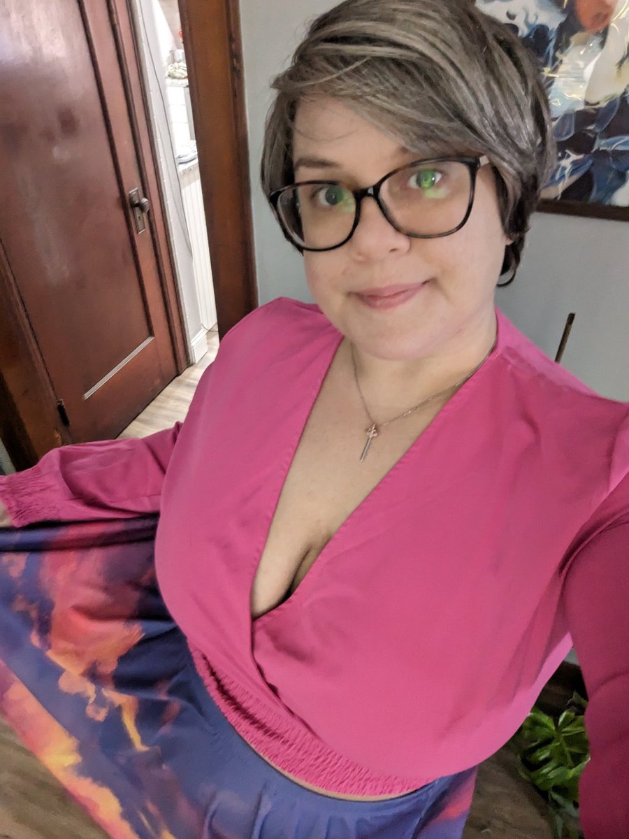 MonadicMeg's tweet image. New @mayakern skirt. I'm also wearing crop tops in public. Let's gooooo.