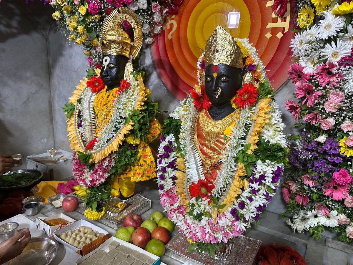 NeetaLad_Off's tweet photo. टाळ वाजे, मृदुंग वाजे, 
वाजे हरीची विणा। 
माऊली निघाले पंढरपुरा, 
एक मुखाने विठ्ठल विठ्ठल म्हणा॥

आज देवशयनी आषाढी एकादशीनिमित्त वडाळा येथील ४०७ वर्ष जुन्या श्री विठ्ठल रखुमाई मंदिरात सहकुटुंब विधिवत पूजा केली.
#देवशयनी #आषाढी #एकादशी #ashadhiekadashi 
@PrasadLadInd https://t.co/BRuGVeBHHb