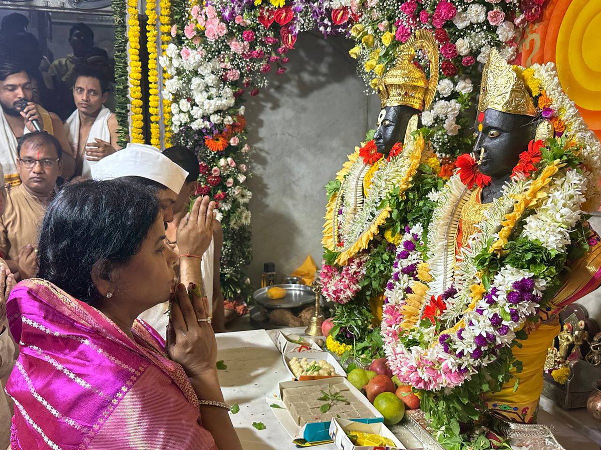 NeetaLad_Off's tweet photo. टाळ वाजे, मृदुंग वाजे, 
वाजे हरीची विणा। 
माऊली निघाले पंढरपुरा, 
एक मुखाने विठ्ठल विठ्ठल म्हणा॥

आज देवशयनी आषाढी एकादशीनिमित्त वडाळा येथील ४०७ वर्ष जुन्या श्री विठ्ठल रखुमाई मंदिरात सहकुटुंब विधिवत पूजा केली.
#देवशयनी #आषाढी #एकादशी #ashadhiekadashi 
@PrasadLadInd https://t.co/BRuGVeBHHb