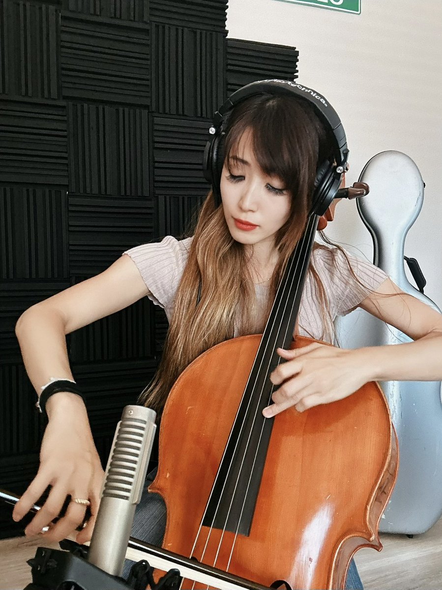 Mari_cello's tweet image. Came back in town. Back to remote recordings/having fun with my Chip🐰/ sending merchandise to my supporters. ラスベガスに戻ってきて、ひと段落。chipと遊んで、お仕事してのひと時。

Mic : @royerlabs 

#cellist #cello #recording #bunny