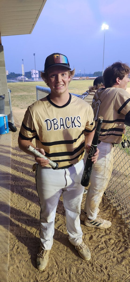 Dback fans: here's your chance to win a Spencer Nierman game used bat!! He may have gotten sawed off in his last at-bat but his loss is your gain. 

Retweet this to get entered in a drawing for the bat. If you are following us you get an additional entry!

Drawing Friday 7pm.