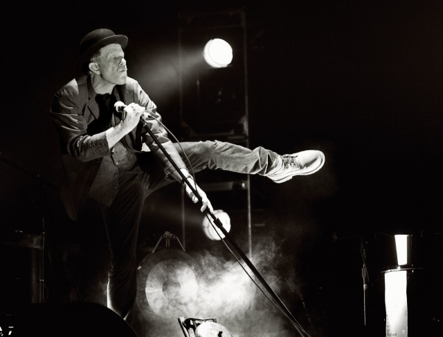 Pennagr's tweet photo. O ιδιαίτερος Tom Waits https://t.co/ZYmNCkvOnV https://t.co/dU6hdysKFi