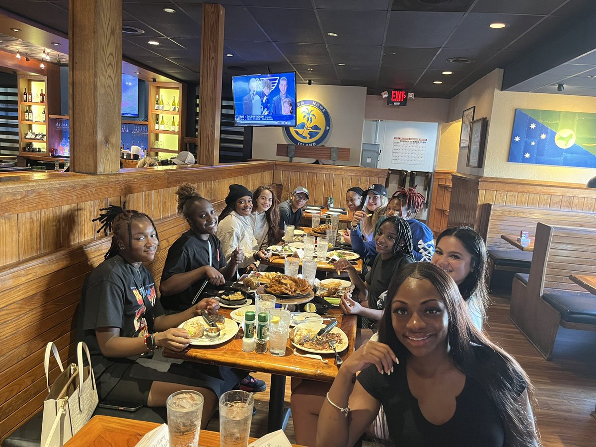 Team Dinner 🎩

#LetsGoPeay l #CodeRed