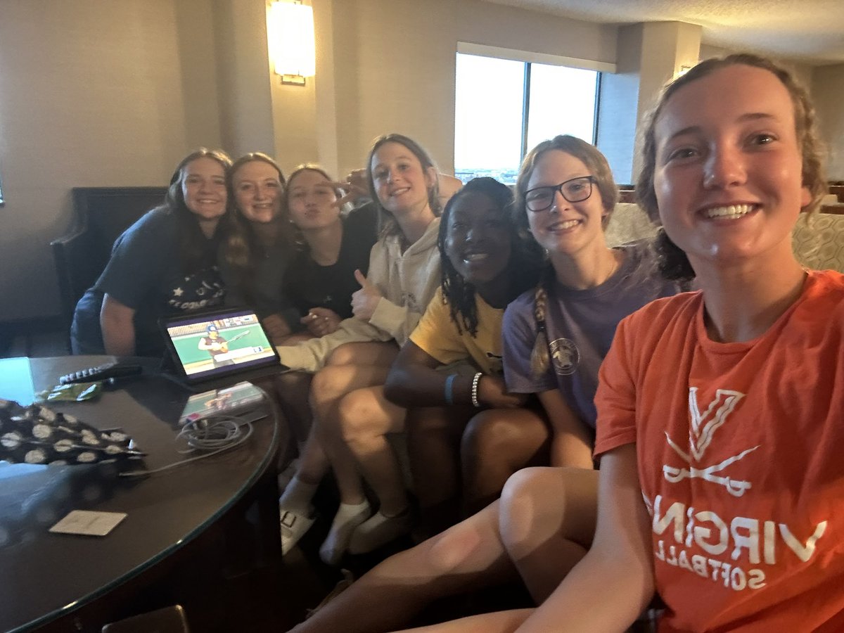 Futures have to play bright and early tomorrow but they’re cheering on <a href="/LadyLightningG2/">LLG DPS</a>  <a href="/2Hannahevans/">hannahevans.2</a> ! #getstruck #ileap #lightsout